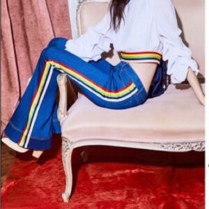 Alice and Olivia Kayleigh Bell Blue Bottom Blue Jeans with Stripes. Size 26.